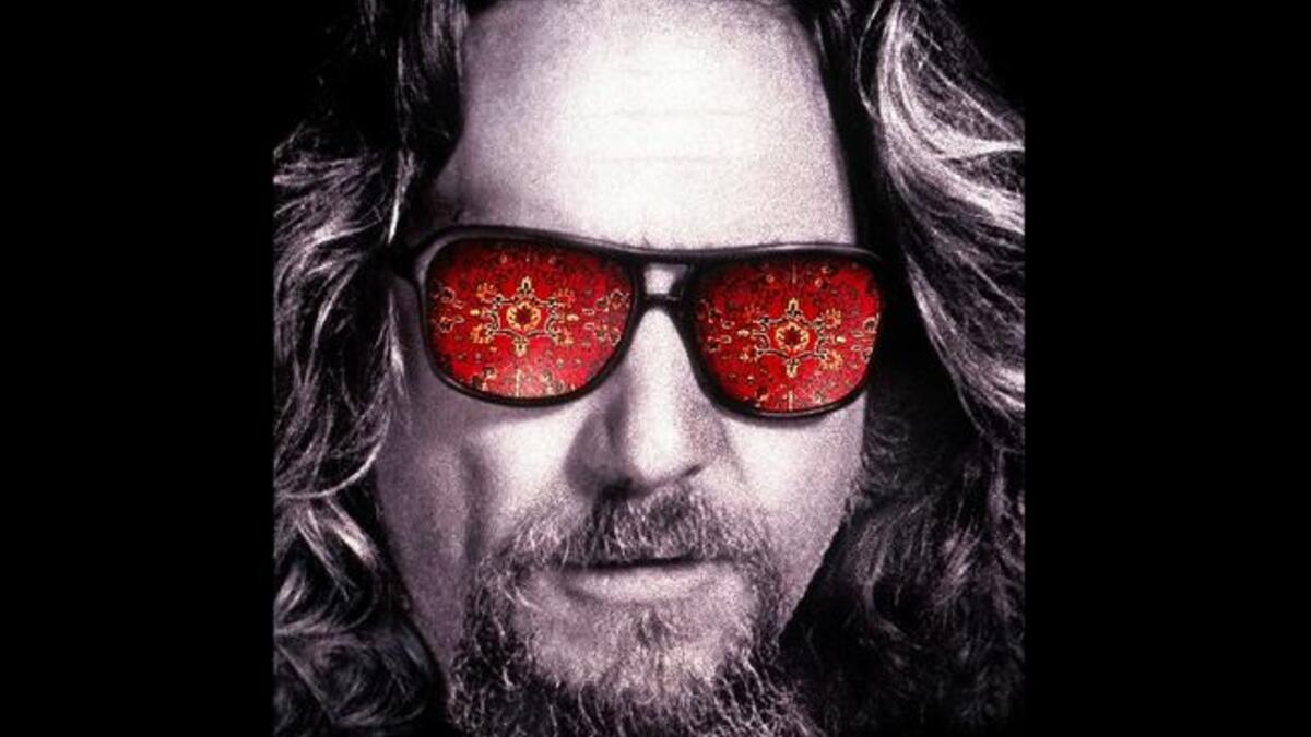 رجل يرتدي نظارة ملونة