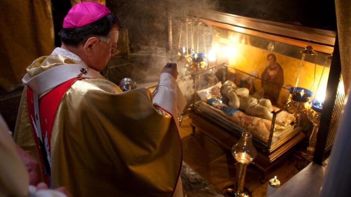 تظل بيت لحم هي موقع عيد الميلاد الأول ومن ثم تليها الناصرة وهي موقع ديني آخر يفضل الحج إليه. لا تختلف تقاليد الاحتفال الشرقية عن نظيرتها الغربية كالاحتفال بالشجرة وكعك الزنجبيل الذي يشكّل على هيئة أجراس ونجمات وأشجار كما وتقدم كيكة الفواكه.