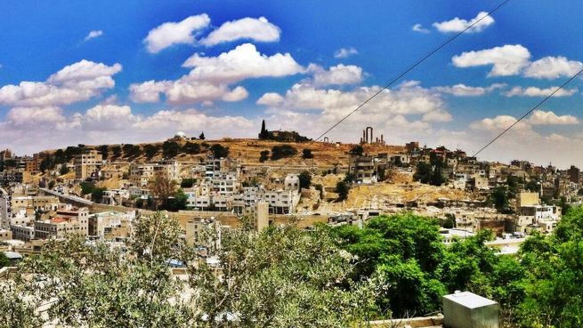 الأردن: تحوي موقع تعميد السيد المسيح. تشهد البلد تسامحا دينيا بين المسلمين والمسيحيين الذين تبلغ نسبتهم ٥٪ من السكان ويعد عيد الميلاد عطلة رسمية. يعلق المسيحيون الأضواء على شجرة الميلاد وخصوصا في المناطق ذات الكثافة المسيحية مثل الفحيص ومادبا.