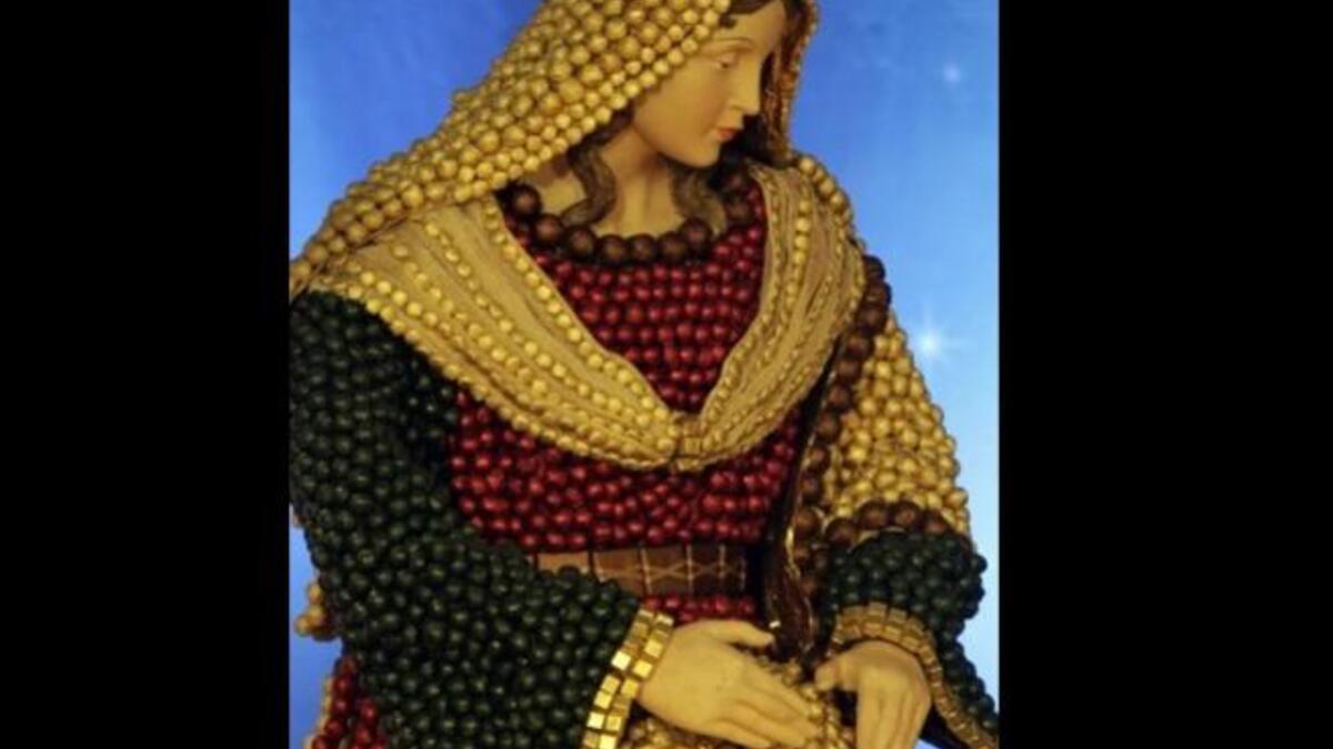 كان مسيحيو لبنان الذين لا يمكن اعتبارهم أقلية كما هو الحال في باقي بلدان الشرق الأوسط ذوي نفوذ وسلطة سياسية. يعتمد الموارنة الكاثوليك المغارات بدلا من الاسطبلات في مشهد سرير المهد ويزين المهد بالحمص والحبوب والشوفان والعدس.