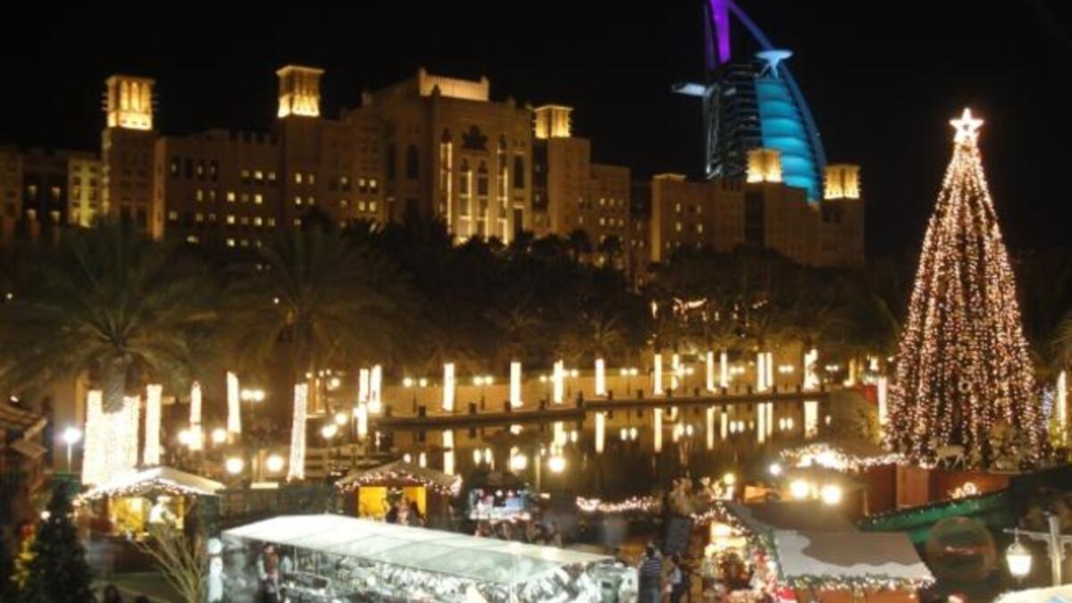 توفر دولة الإمارات للمسيحيين المغتربين الذي يعملون على أرض الدولة تجهيزات للاحتفال لجعل عطلتهم بعيدا عن الوطن عطلة مميزة.يعتبر الحَمَل في الشرق الأوسط الطبق التقليدي الخاص بالكريسماس ويحل محل الديك الرومي في الغرب.