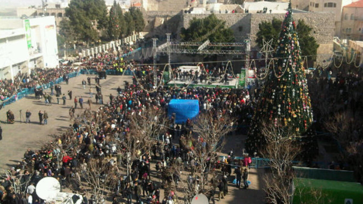 بيت لحم في فلسطين: المهد التاريخي للمسيح المخلّص وعادة ما يتجه إليه الحجاج والعرب المسيحيون من أجل الاحتفالات العامة بالعيد. تحتفل العائلات في بيوتها وتختار لذلك بيت الذكر الأكبر سنا في العائلة كالجد وتكون الوجبات مكونة من اللحم والفواكه والخضراوات.