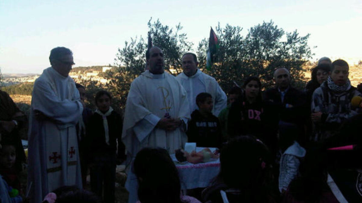 يمتاز طقس المهد بأهمية روحانية متزايدة عند إقامته في بلده الأصلي فلسطين. تقيم مدينة بيت لحم في الضفة الغربية احتفالاتها بليلة عيد الميلاد يوم السبت لتهدي البركات الدافئة لمكان ميلاد السيد المسيح في ليلة شتاء ماطرة.