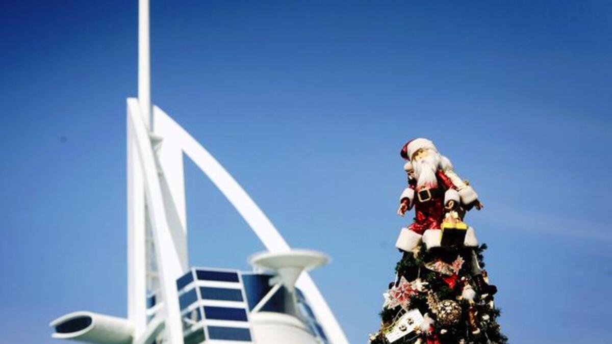 كعادة دبي في حرصها على الإبهار، وبرغم أن عيد الميلاد ليس عطلة رسمية في  دولة الإمارات إلا أن شجرة عيد الميلاد هذه ارتفعت لتوازي برج العرب ذي الارتفاع الشاهق.