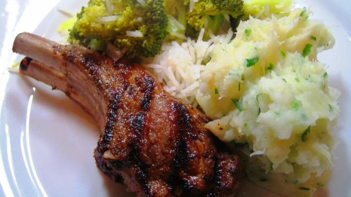 Grilled lamb chops with rice.