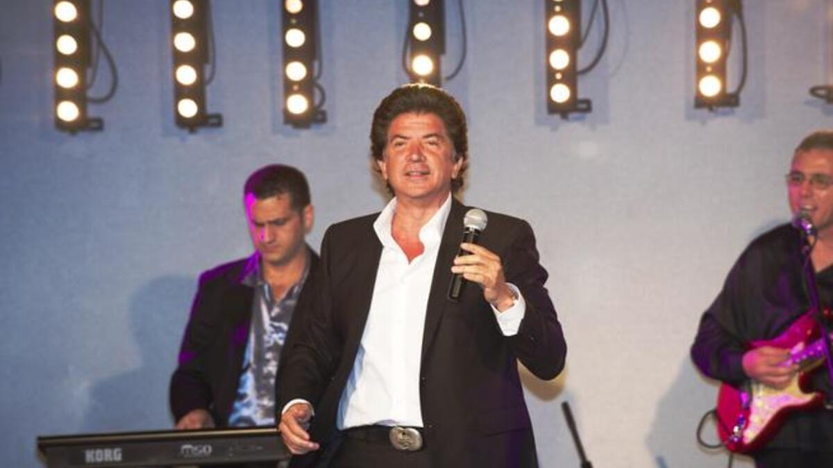 وليد توفيق يحول ليل كان الى نهار في حفلاته في فرنسا.