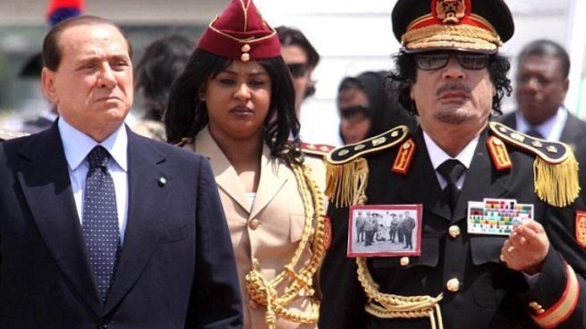 الست اللي ورا معمر القذافي، في تعليق ساخر:  "غالباً دى إللى كان يقصدها بكلامه عن دعوته لتحرير المرأة، سواء كانت ذكرا أم أنثى".