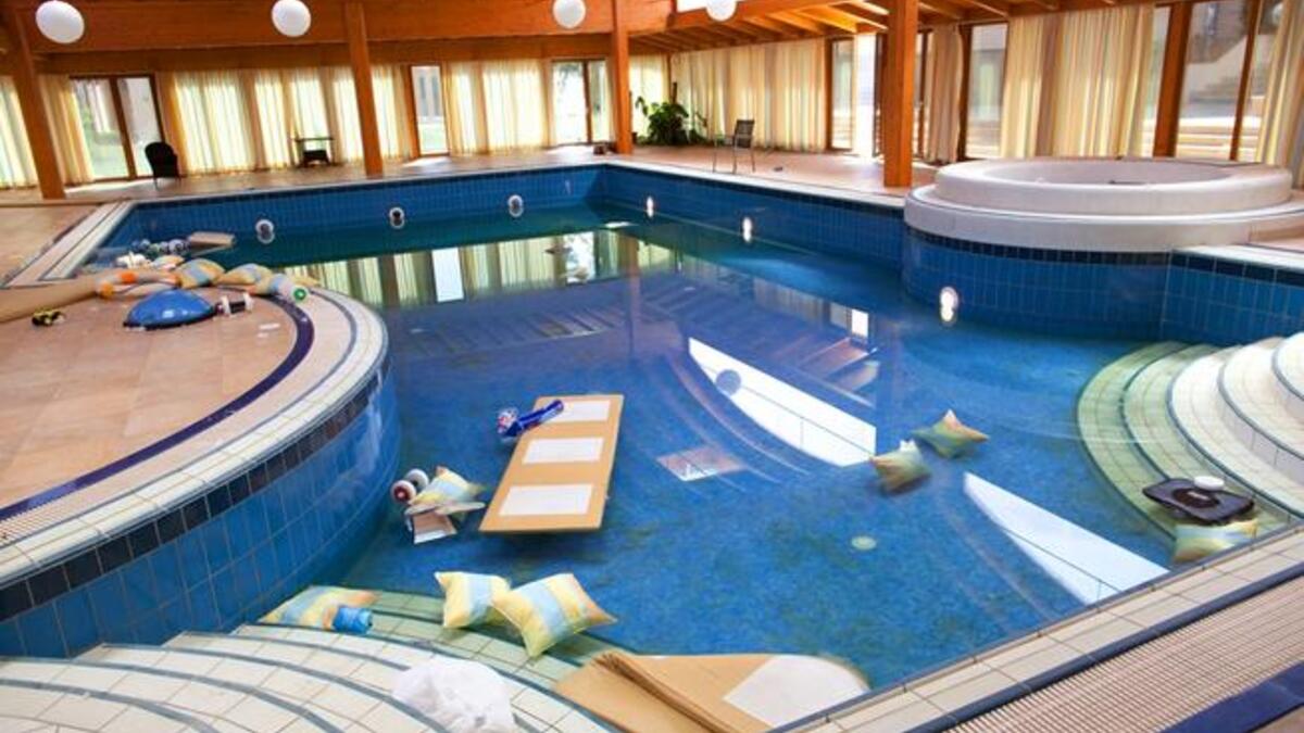 يضم القصر مسبحا داخليا يطل على حديقة ربما كان فيها مسبح آخر أيضا، وكلاهما بنيا برخام فاخر من النوع النادر. وعلى سطح الماء لعب للأطفال متروكة وهي طافية، كما وكأنه مسبح خاص لصغار عائشة القذافي.