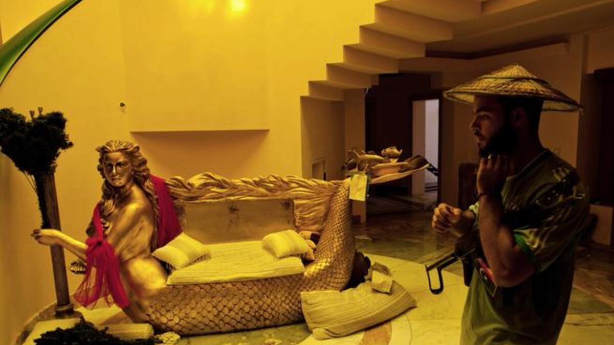 ووجد الثوار في بيت-أو قصر- عائشة القذافي-كلاوديا شيفر ليبيا- مقعدا على شكل حورية بحر مصنوع من الذهب الخالص، ويعتقد بأن وجه الحورية يشبه كثيرا ملامح وجه عائشة وتقدر قيمته بملايين الدولارات.