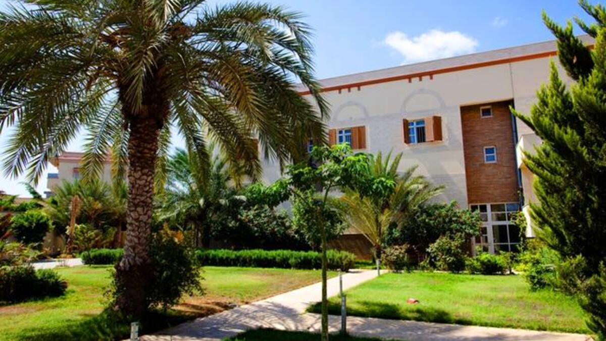 صورة لبيت عائشة القذافي من الخارج والذي كان العديد من الليبيين يعتقد بأنه بين عادي وبسيط. أطلق على عائشة لقب "كلاوديا شيفر الشمال الإفريقي" بسبب لون شعرها الأشقر وشهادتها التي يقال بأنها حصلت عليها من جامعة السوربون في فرنسا.