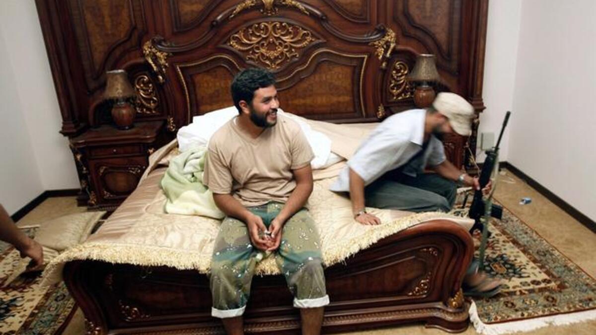 صورة من غرفة نوم القذافي في بيت المزرعة الخاصة به. ويبدو أن القذافي قد اعتاد التنقل بين عدة بيوت سواء في المدينة و الريف أو خيمة القذافي الشهيرة.