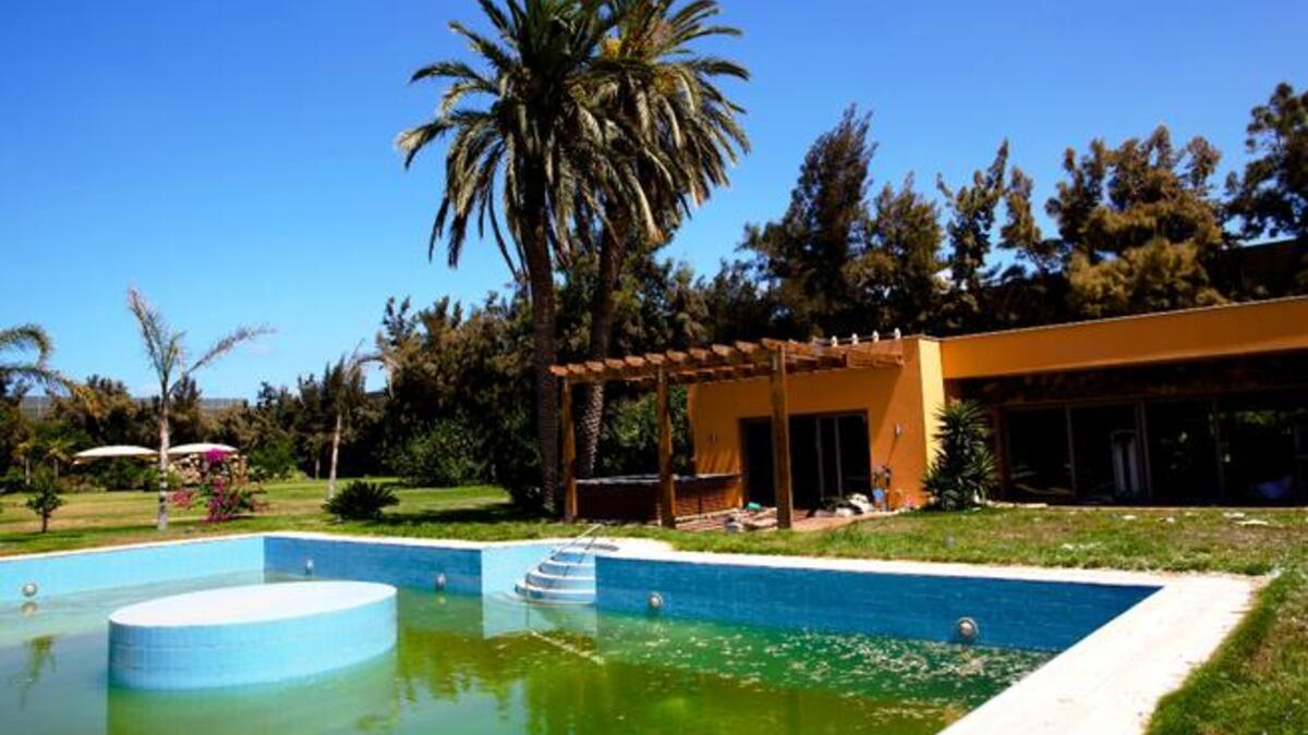 صورة أخرى لساحة منزل المعتصم القذافي وتظهر فيها بركة سباحة واسعة. ويضاف هذا المنزل إلى سلسلة منازل أخرى فاخرة تعود ملكيتها لأبناء القذافي.