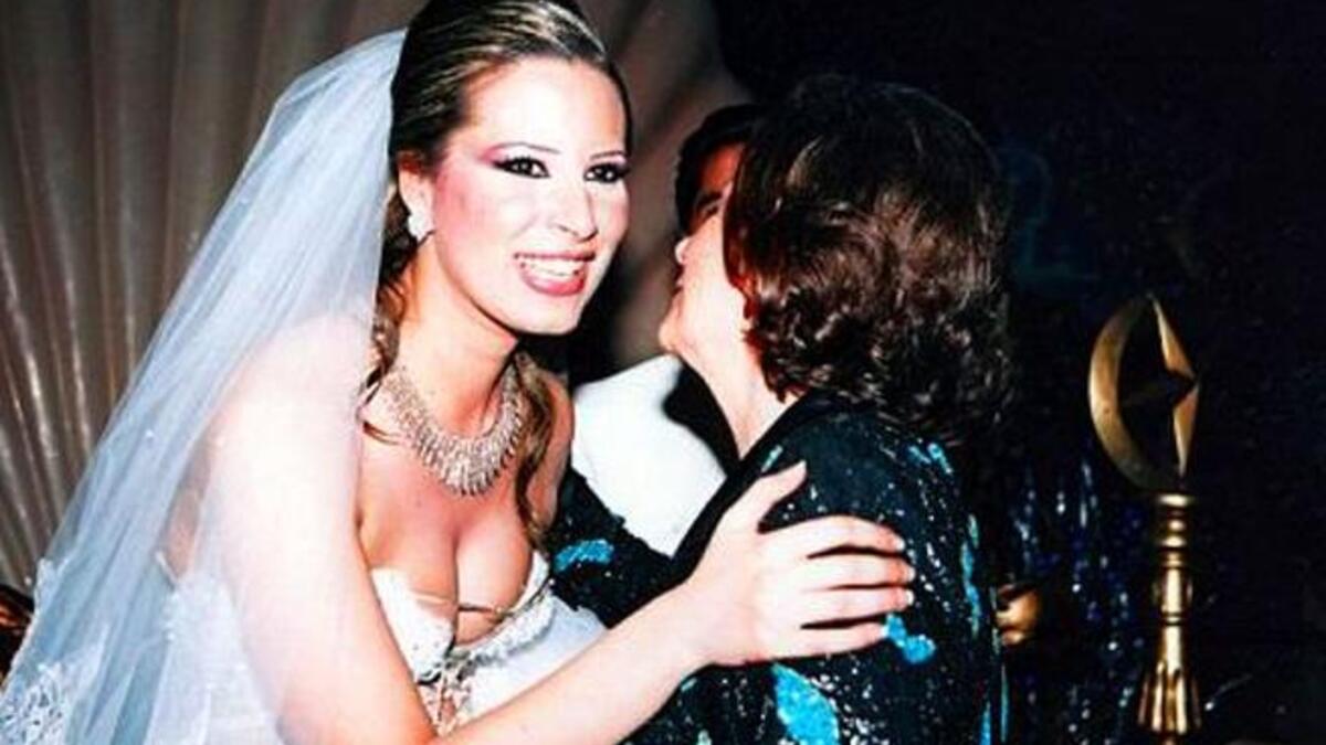 صورة لابنة القذافي الوحيدة عائشة يوم زفافها. عائشة متزوجة من أحد أقاربها وأنجبت طفلة على الحدود الجزائرية أسمتها صفية على اسم والدتها.