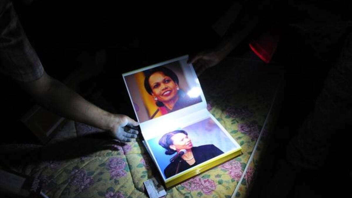 عثر الثوار الليبيون في باب العزيزية-معقل القذافي- على ألبوم صور مخصص بالكامل لوزيرة الخارجية الأمريكية السابقة كونداليزا رايس. أخذت معظم الصور في الألبوم من زيارة قامت بها رايس إلى ليبيا في العام ٢٠٠٨م واعتاد القذافي على تدليلها باسم "ليزا".