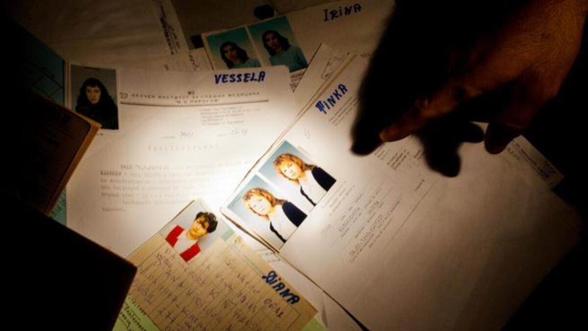 عثر الثوار أيضا على وثائق طبية خاصة بالطاقم الطبي الذي كان يعمل في مستشفى خاص تابع لمقر معمر القذافي.