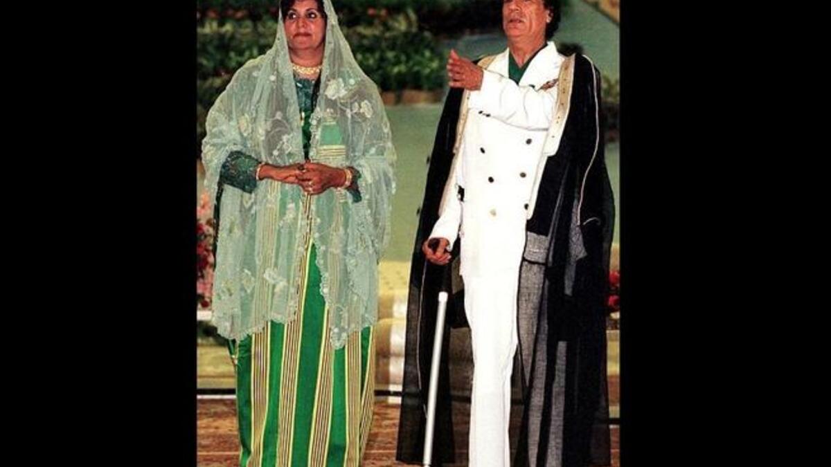 صورة عائلية للقذافي مع زوجته صفية بالملابس التقليدية ويعتقد بأن صفية قد لجأت إلى الجزائر مع ٣ من أبنائها من بينهم ابنة القذافي عائشة.