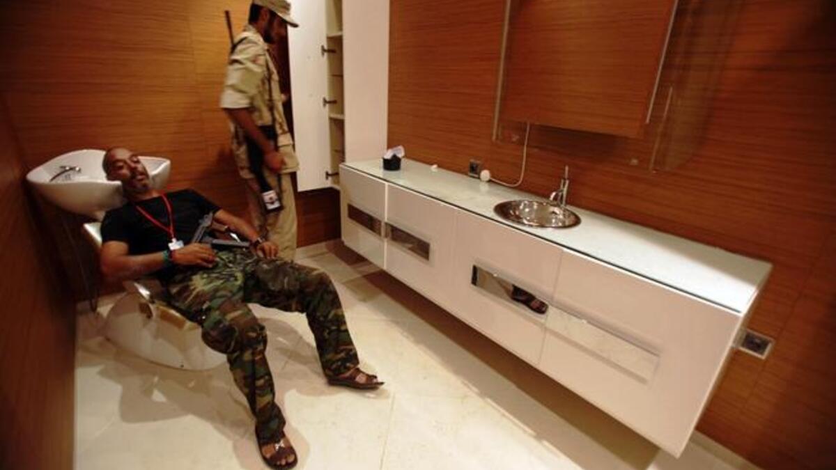 صورة من قصر المعتصم القذافي تظهر صالون حلاقة داخل المنزل مما يدل على مستوى الرفاهية الذي كان يعيش فيه أبناء الزعيم الليبي.