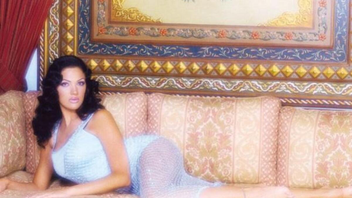 ألين سكاف-عارضة أزياء لبنانية سابقة، مسيحية وهي زوجة هانيبال القذافي وظهرت إلى العلن عندما قام زوجها بضربها بشدة.