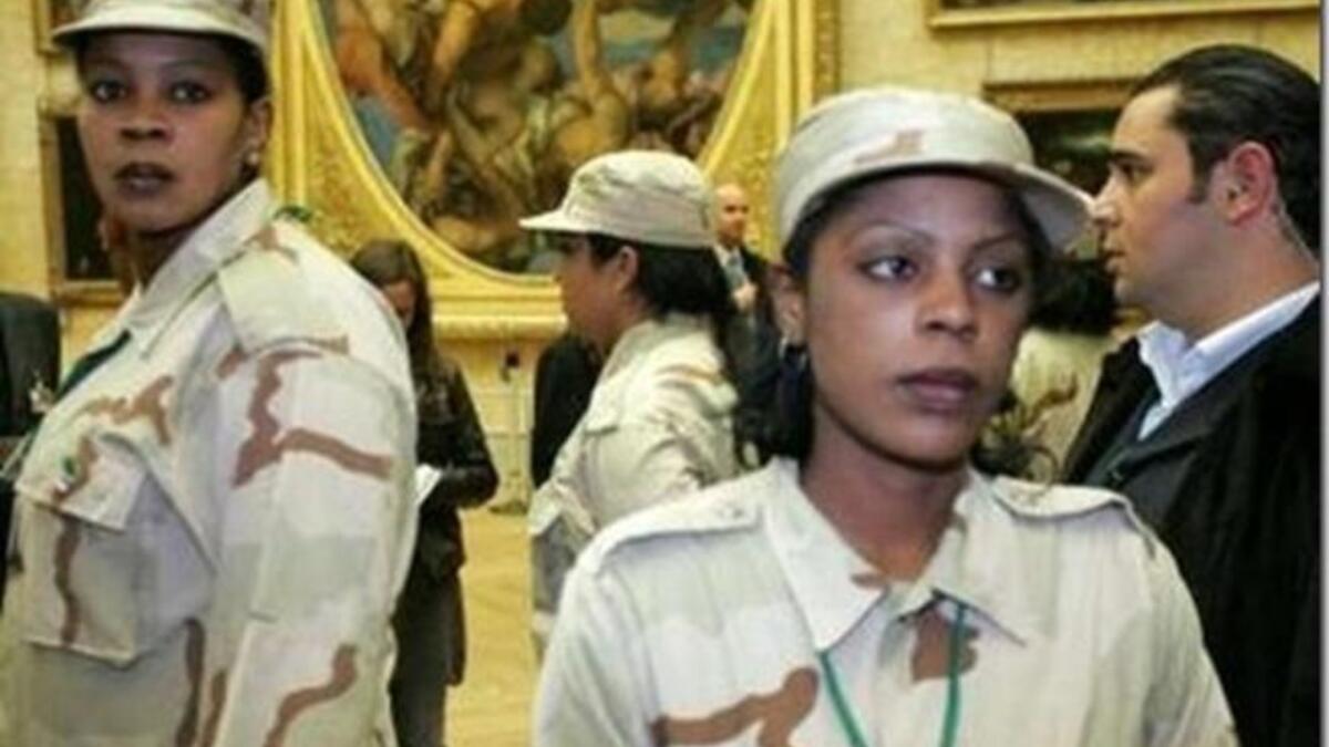 يقول محلل "القذافي يستخدم في حرسه سيدات مدربات كالرجال تماما، لكن الفرق أن رد فعل المرأة أسرع من الرجل عند الخطر، وهذا سبب تفضيله لهن".