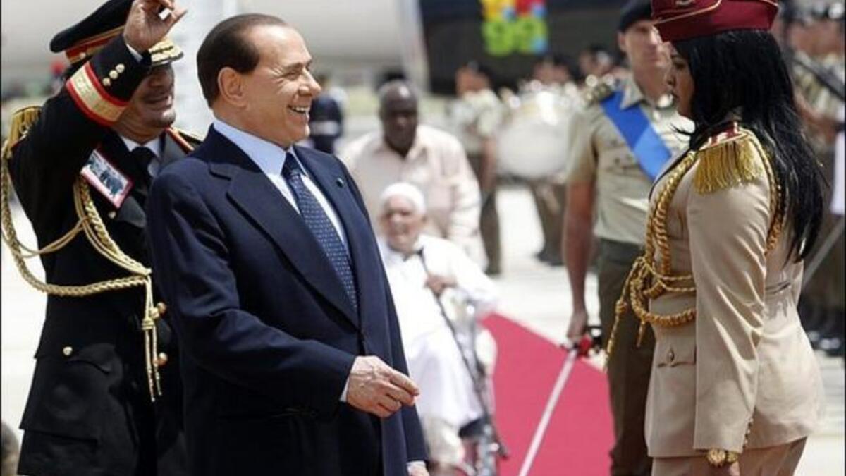 يشترك القذافي ورئيس الوزراء الايطالي بيرلسكوني في الاهتمام بالعنصر النسائي ولكن بطرق مختلفة على ما يبدو.