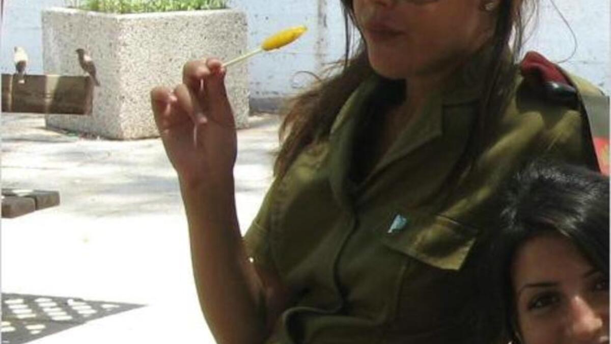 يقوم القذافي باختيار الحارسات بنفسه وبرغم إصراره على عذريتهن إلا أن هناك إشاعات عن "خدمات جنسية" يقدمنها للزعيم الليبي.