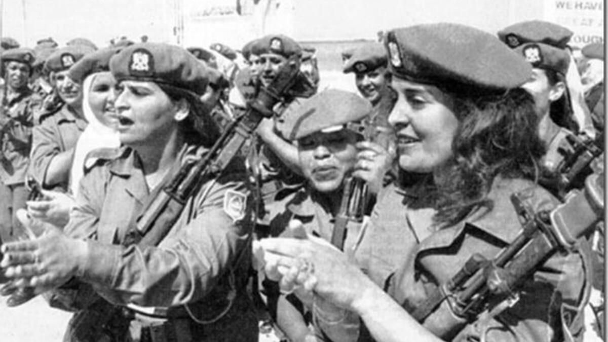 قام القذافي في 2009 بدعوة 500 فتاة إيطالية جذابة تتراوح أعمارهن بين 18 و35 عاما لأمسية خاصة وذلك في محاولة لإقناعهن باعتناق الإسلام .