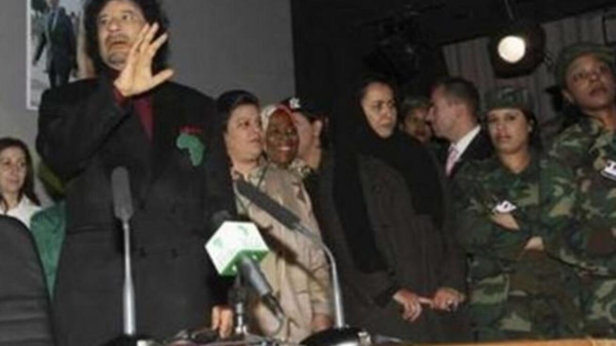 بوجه عام، يتحتم على جميع الحارسات الموكلات بحماية القذافي إعلان قسم ولاء بأنهن سيضحين بأرواحهن من أجله.