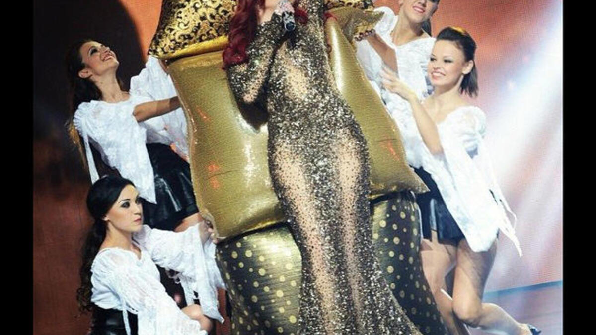 هيفاء وهبي.. سيّدة الجمال والإثارة والإغراء!
حضورها الطاغي وجمالها الاستثنائي الذي جعلها ضمن أجمل جميلات العالم، تعرف جيّداً كيف تعزّزه دائماً بأناقة برّاقة ومظهر مثير لا تتخلى عنه! 
ثوبها في حفل رأس السنة عام 2013 كان حديث الناس كعادتها كلما أطلّت!