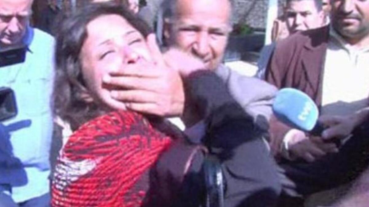 خرجت العبيدي وهي تصرخ&quot;انظروا إلى ما يحدث.. مليشيات القذافي تختطف النساء بالسلاح وتغتصبهن.. إنهم يغتصبونهن&quot;.