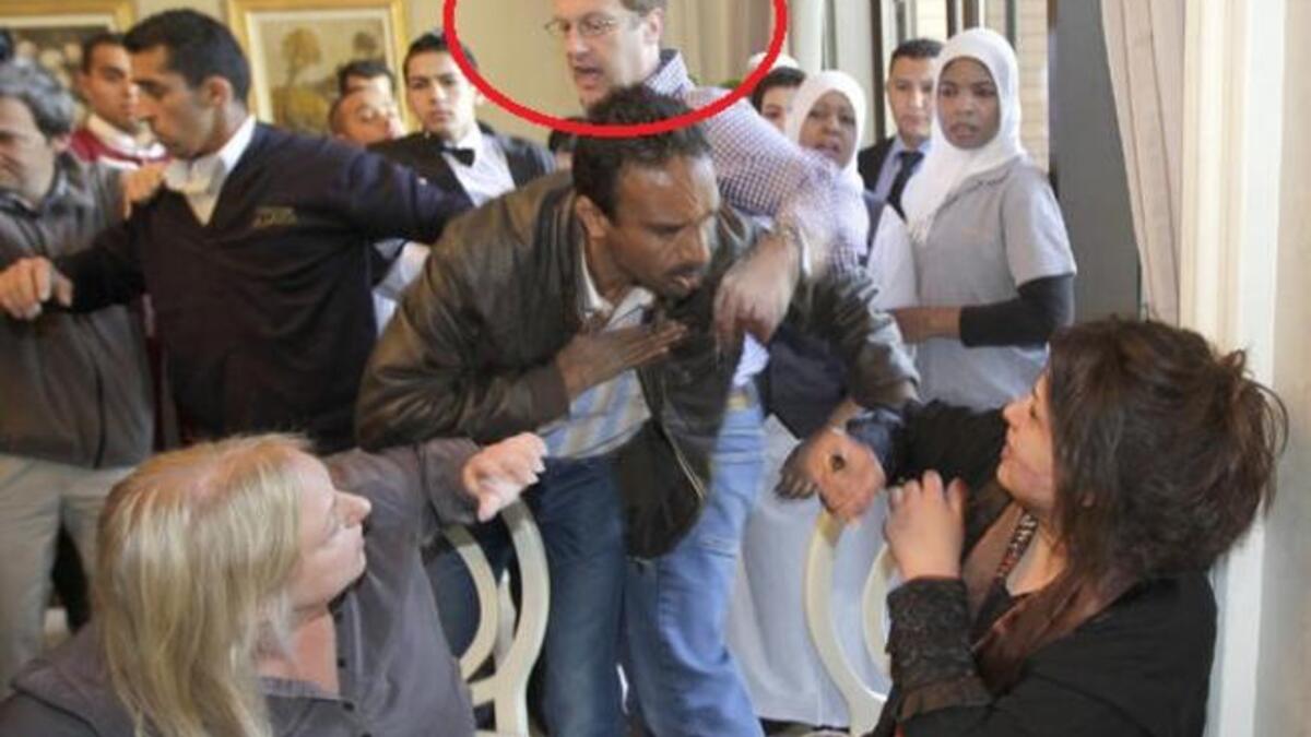 مراسل الفايناشينال تايمز يحاول حماية العبيدي من هجوم الموظفيين الليبيين عليها في مطعم الفندق.