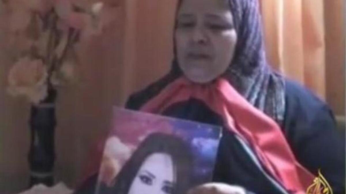 كشفت والدة العبيدي في حديثها للجزيرة أن مسؤولين ليبيين اتصلوا بها وساوموها لترجع ابنتها عن اتهامها للكتائب.