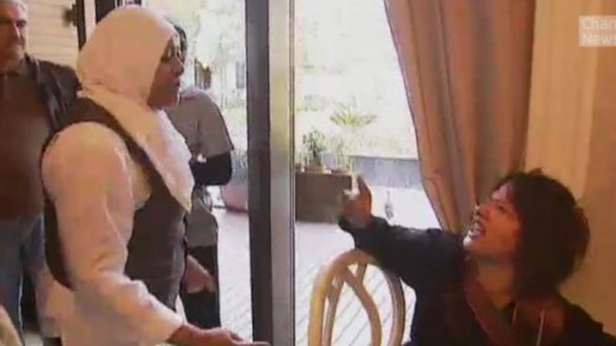 قال مراسل القناة الرابعة البريطانية أن نادلا ونادلة رفعا سكينا لمنع العبيدي من مواصلة الحديث.