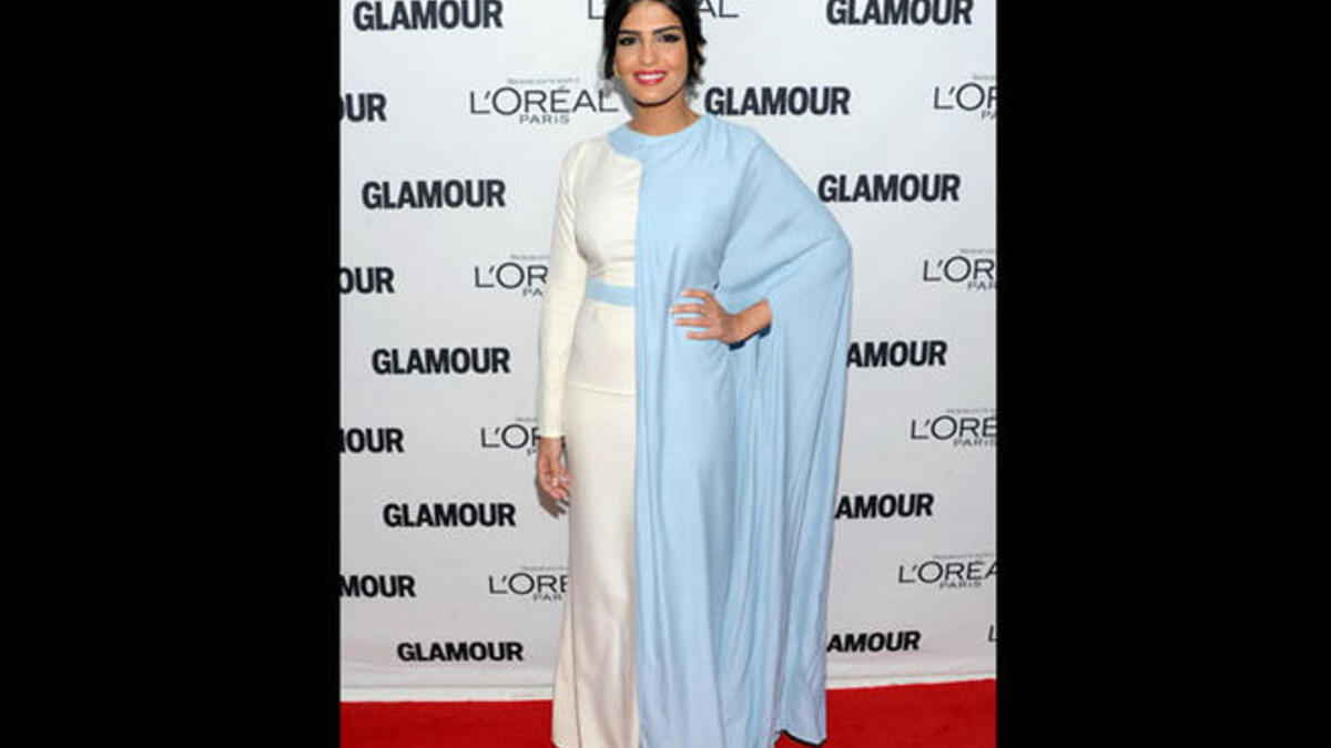 الأميرة أميرة الطويل.. عربية الملامح التي كسرت الصورة النمطية عن المرأة السعودية!
أميرة من قلب صحراء العرب، تتمسك بأناقتها المغلّفة بالمظهر المحافظ المحتشم، ولعل ثوبها الرائع من تصميم آرام وياسمين في حفل Glamour awards عام 2013 يعكس تماماً هذه الروح.