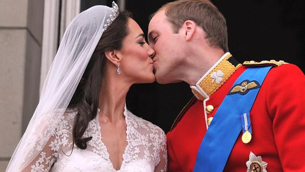 Back to the Balcony, sealed with 2 kisses:  2 for the price of one, the crowds got more than they bargained for. Responding to public demand, the pair went in for a second replay kiss. Surely a good sign that the Royals already acting on public opinion!