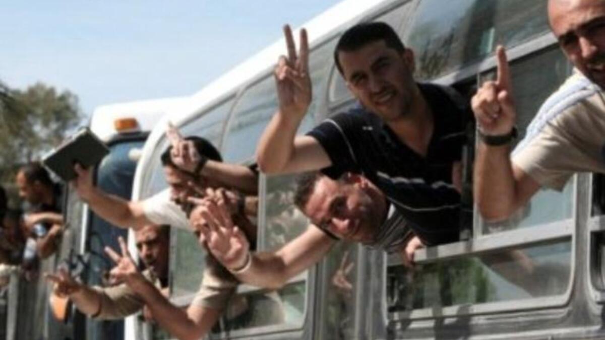 استقبلت أمهات الأسرى المحررين نبأ الإفراج عنهم بالزغاريد، وكان الخبر قد أذيع عبر مكبرات الصوت في المساجد؛ ومن جهة أخرى فإنه لم يفرج عن آخرين مثل شاب يبلغ ١٨ عاما يقضي عقوبة مدى الحياة لقتله جنودا إسرائيليين.