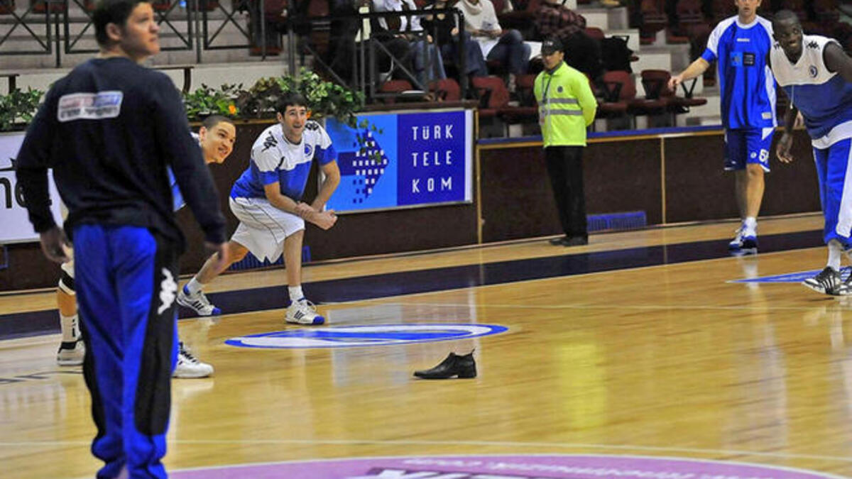 Turkish supporters throw shoes at Israeli basketball