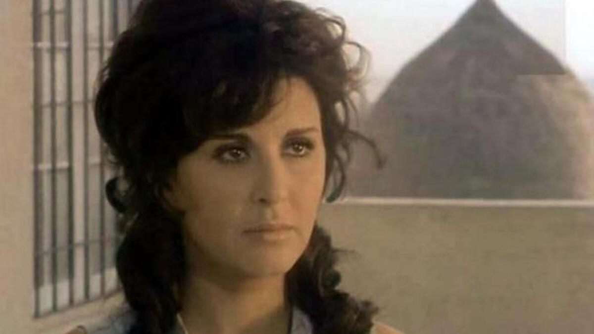 وانتهت حياتها بطريقة درامية ومأساوية إثر سقوطها من شرفة شقتها التي كانت تعيش فيها وحيدة في لندن ليسدل بذلك الستار على حياتها.