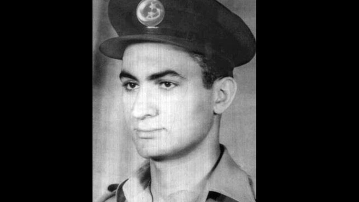 التقت بحسني مبارك في سن 17 وتزوجته، وكان حسني  طيارا في ذلك الوقت، استكملت تعليمها فيما بعد وكان زوجها يسخر قائلا: "انت لسه بتذاكري!".