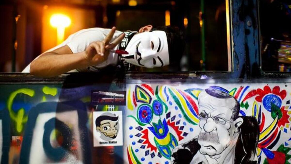 When revolutioneering, it’s essential to get your message right, or the whole thing fizzles out. This slumped chap is clearly an amateur! Guy Fawkes? V for Vendetta? Either way, that’s definitely a victory sign. Or a peace sign. Or an order for two much-needed coffees