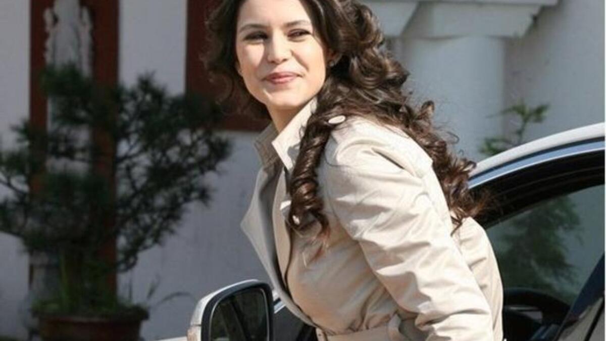 Clothes n Cars: Here Samar dresses to coordinate with her car, not bags or shoes. Again, this is how the other side lives.