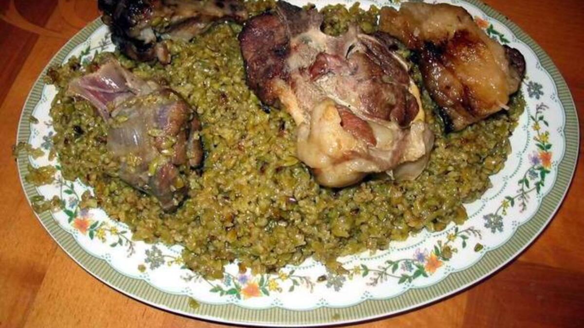 الفريكة: هي حبوب القمح الخضراء قبل جفافها تحصد سنابلها وهي خضراء وتعرض للحرارة عن طرق حرقها، ثم تجرش لتكون مثل البرغل، وتطبخ مثل البرغل على ماء اللحم وتوضع فوقها قطع اللحم الكبيرة. تؤكل عادة مع اللبن، تنتج الفريكة في بلاد الشام ومصر والعراق وتركيا.