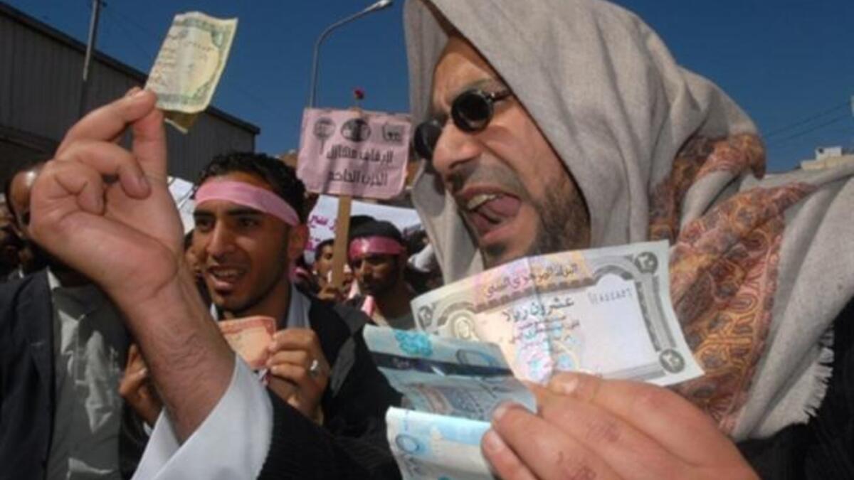 Placard reads: All together to stop the ruling party.