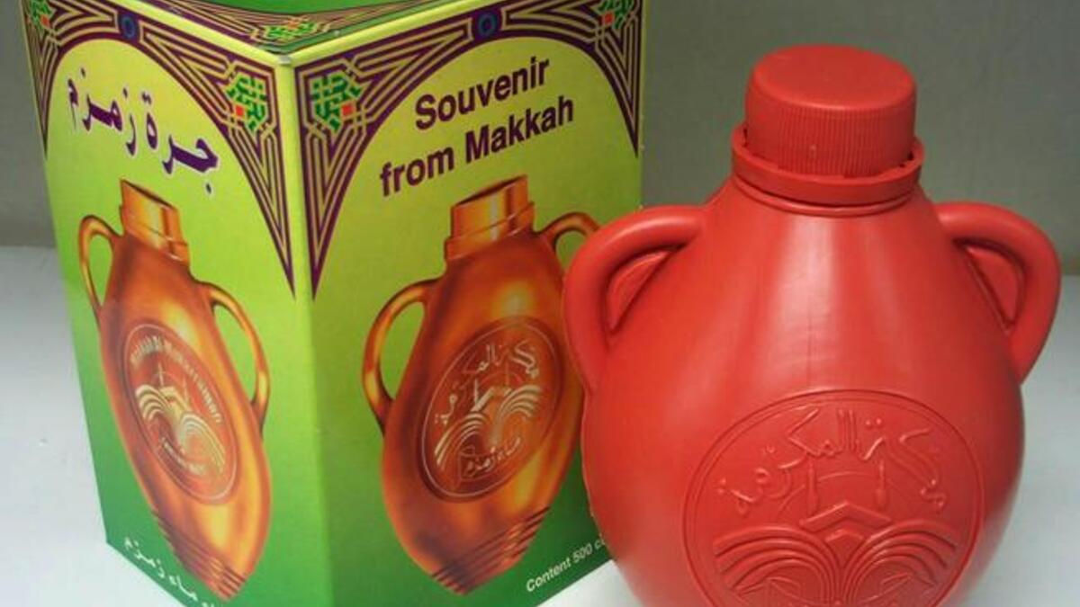 يحرص كل حاج على إحضار ماء زمزم بعد عودته من الحج كتذكار لأهمية هذا الماء الخاصة عند المسلمين. على الرغم من زعم السعودية بأن ماء زمزم غير متداول تجاريا إلا أن التقارير تفيد بأن  عمليات الاتجار بالماء الذي يزعم بعضهم أنه  زمزم مستمرة على نطاق واسع.