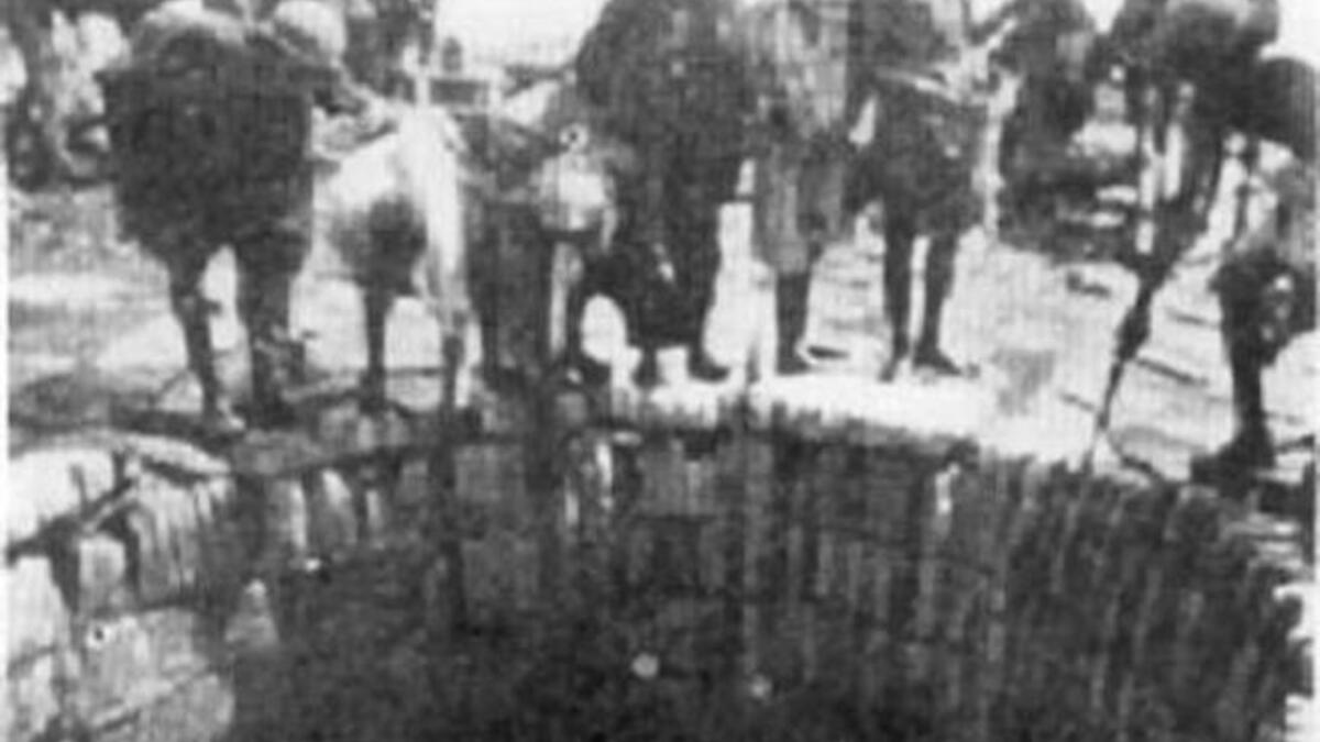 جاء اسم البئر من كلمة "زمي زمي" التي تلفظت بها هاجر حين أخذت تحيط الماء بيديها خوفا من ضياعه في الرمال بعد أن أعياها العطش هي وابنها إسماعيل في مكة القاحلة.