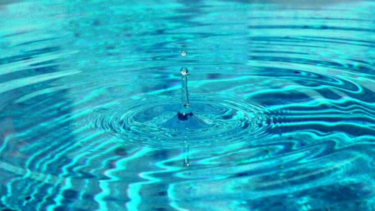 ليس لماء زمزم طعم ولا رائحة وهو ذو طبيعة قلوية يقترب من الملوحة.يعتبر ماء زمزم مفيدا للحجاج حيث يقال بأنه  يمنع العطش عند تناوله إلى جانب خصائصه المنعشة.