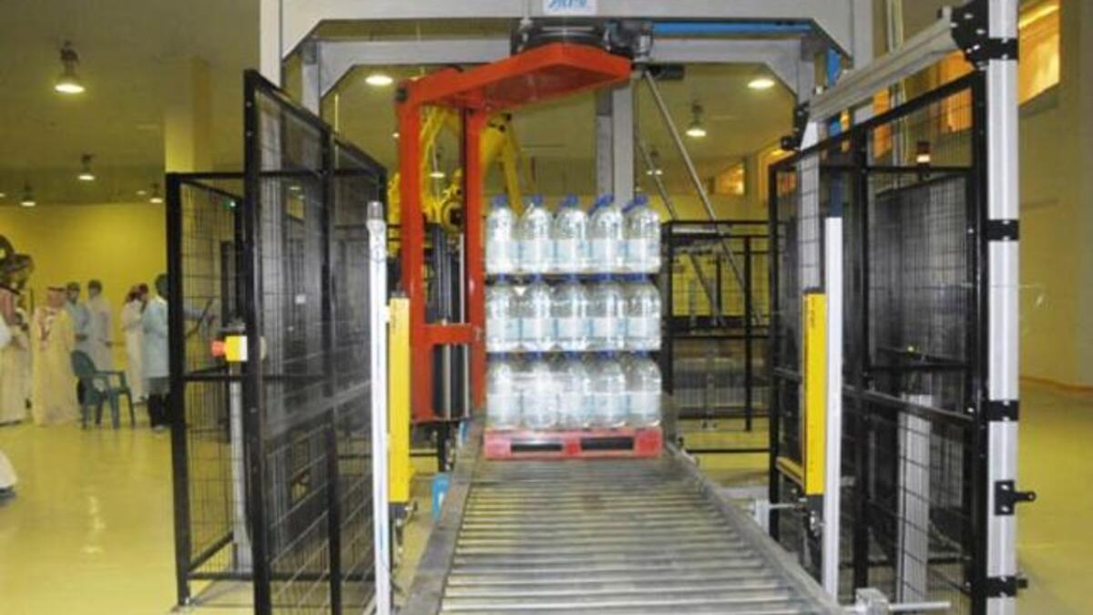 سببت التصريحات البريطانية  حول الماء ردود فعل متباينة في المجتمع المسلم . قالت إحدى الردود بأن تصدير ماء زمزم أو بيعه أمر ممنوع ولذا فمن الوارد أن لا يكون الماء الذي يباع في المحلات هو ماء زمزم الأصلي.