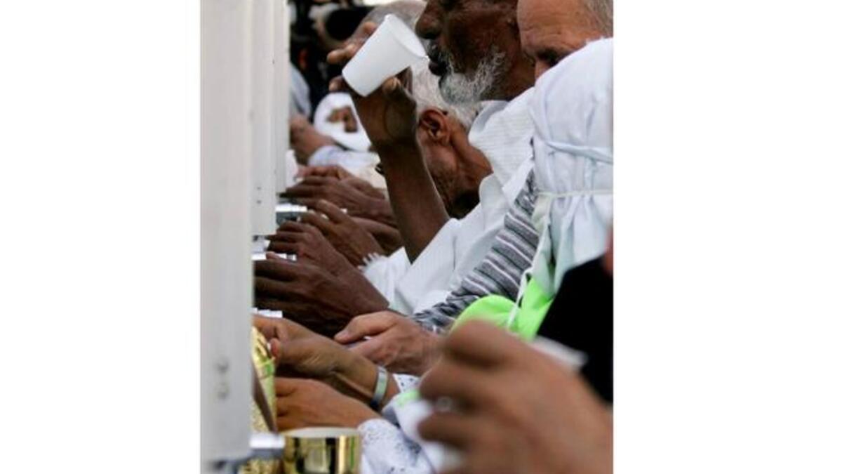 يبلغ عمق البئر ٣٠ مترا وقطره بين ١،٠٨ إلى ٢،٦٦ مترا. توفر أوعية الشرب ماء زمزم في المسجد الحرام  قرب منطقة الطواف وكان للبئر فيما مضى حوضان: واحد للشرب والآخر للوضوء وما زال الحجاج يستخدمون بئر زمزم للغايتيين.