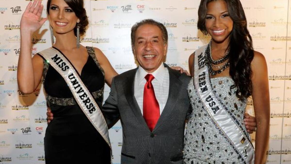 Farouk Shami between two beauties