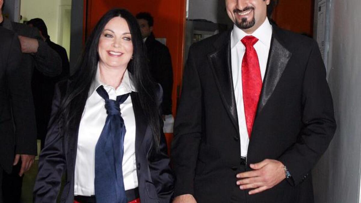 عمر (29 عاما) وزوجته جين فليكس -أو زينة الصباح- (54 عاما)، لفتا الانتباه إليهما عند استئجار أم بديلة لتحمل توأمهما.