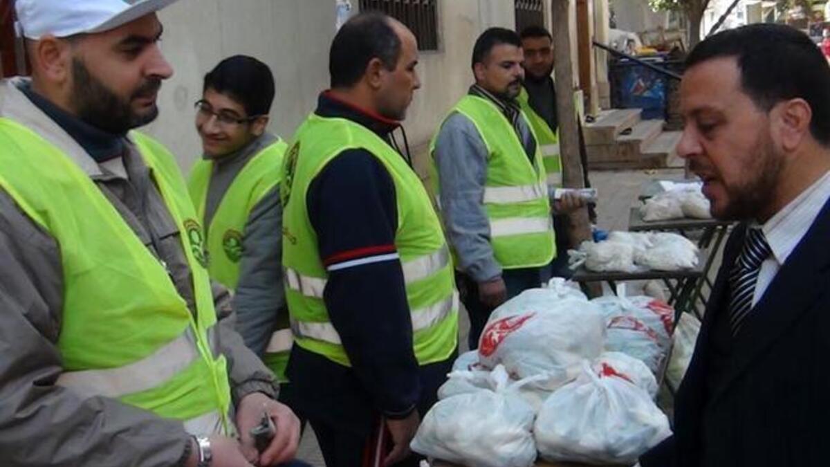 أعضاء في جماعة الإخوان يقدمون المساعدات الخيرية